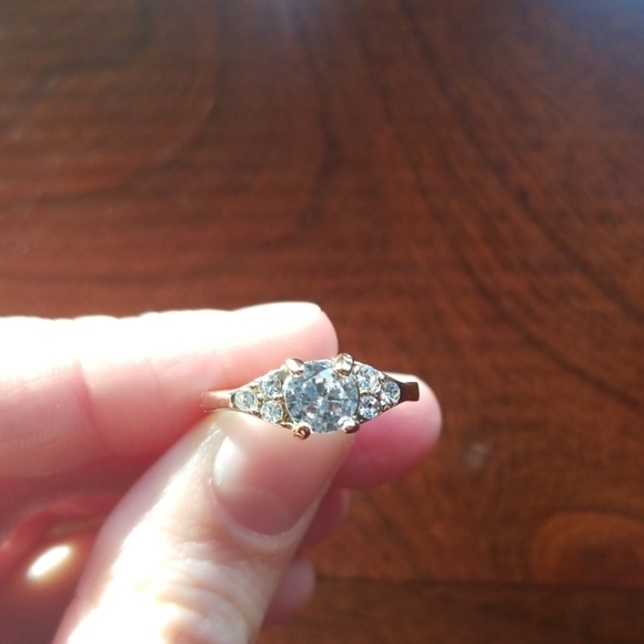 unkown Jewelry - SOLD 🎊Size 6 cute simple ring gold golden